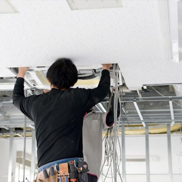 天井の施工をするスタッフ